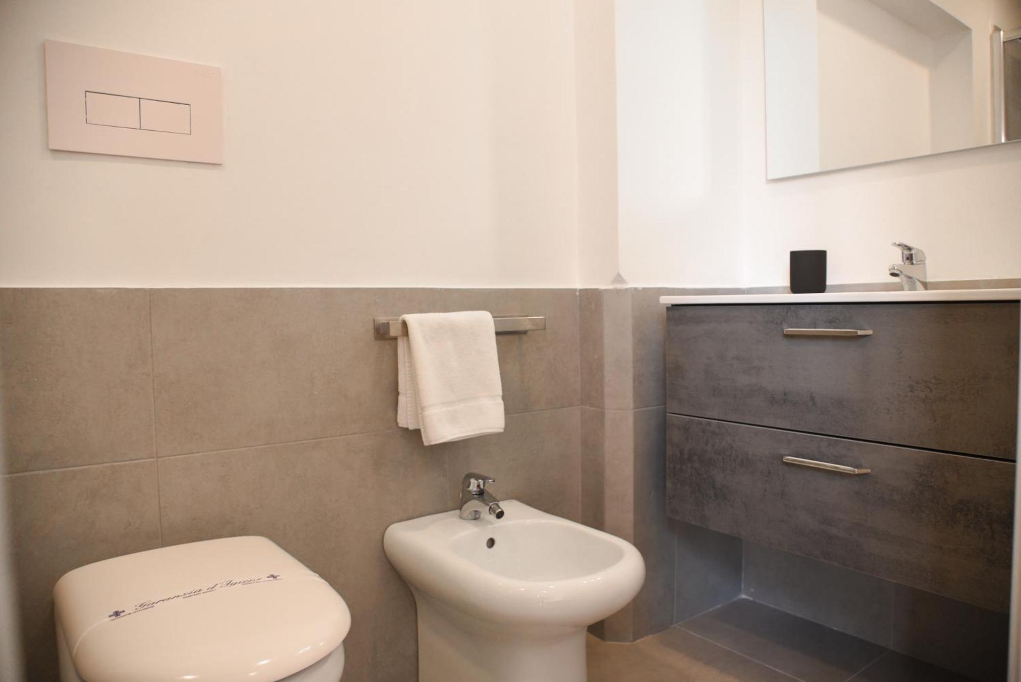Downtown Umberto 74 Apartment Napoli Bagian luar foto